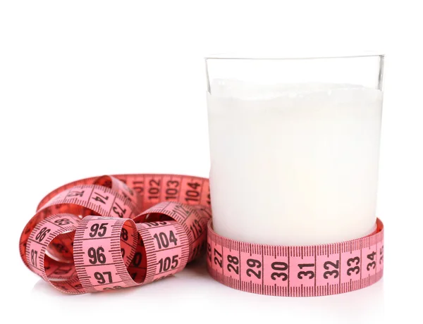 Glas melk met meetlint geïsoleerd op wit — Stockfoto