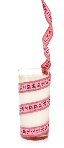 Стакан молока с измерительной лентой, изолированной на белом — стоковое фото