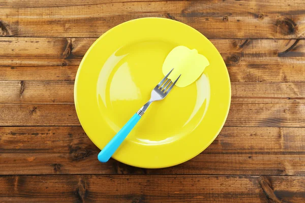Κενό Σημείωση χαρτί που συνδέονται με το πιρούνι, στο πιάτο, σε ξύλινο φόντο χρώμα — Φωτογραφία Αρχείου