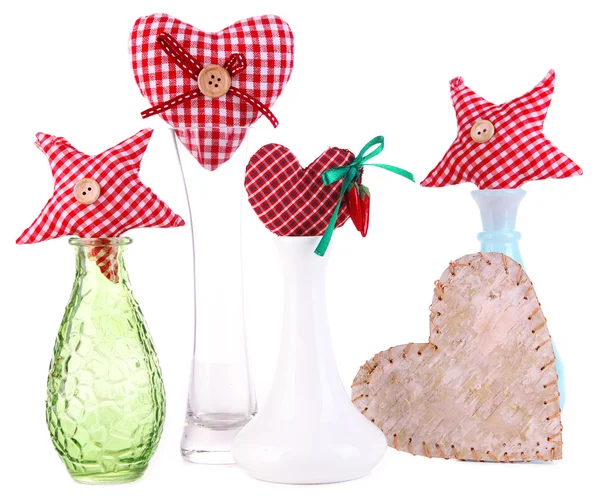Handgefertigte Textilherzen in verschiedenen Vasen, isoliert auf weiß — Stockfoto