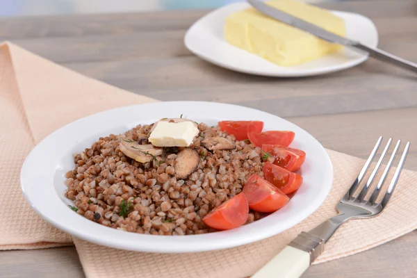 Boiled buckwheat on plate on table close-up — Stock Photo, Image