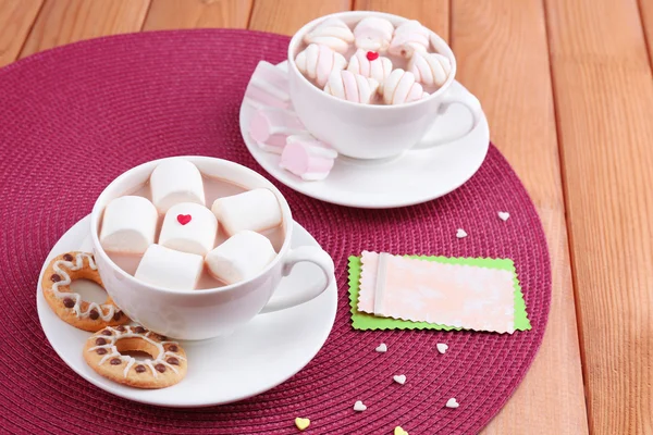 Tazze di cioccolata calda con marshmallow — Foto Stock