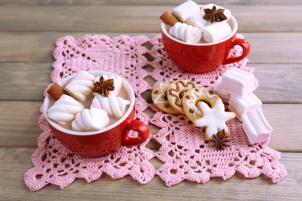 Cups of hot chocolate with marshmallows — Stock Photo, Image