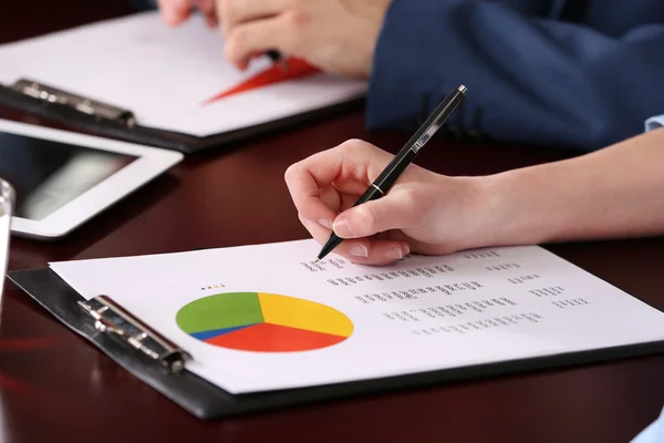 Geschäftsleute arbeiten im Konferenzraum — Stockfoto