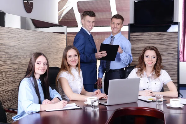 Geschäftsleute arbeiten im Konferenzraum — Stockfoto