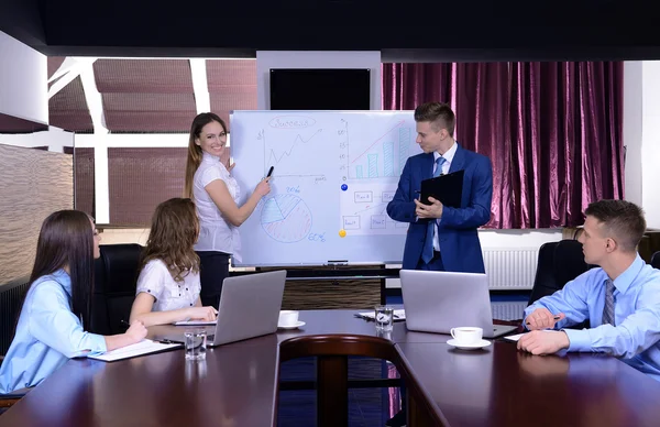 Geschäftsleute arbeiten im Konferenzraum — Stockfoto