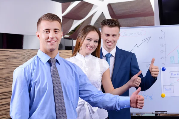 Uomini d'affari che lavorano in sala conferenze — Foto Stock