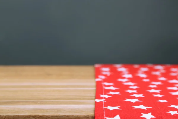 Arrière-plan avec table et nappe en bois — Photo