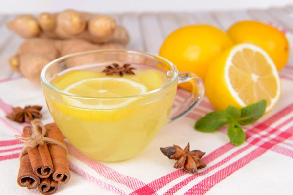 Tè allo zenzero sano con limone e miele in tavola primo piano — Foto Stock