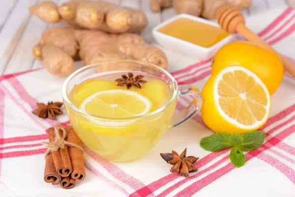 Té de jengibre saludable con limón y miel en primer plano de la mesa — Foto de Stock