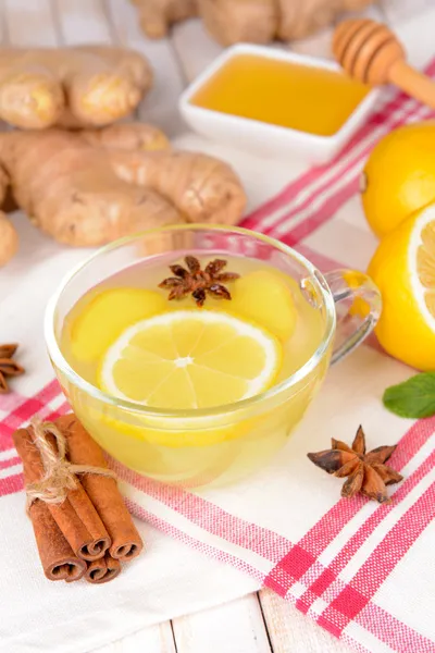 Tè allo zenzero sano con limone e miele in tavola primo piano — Foto Stock