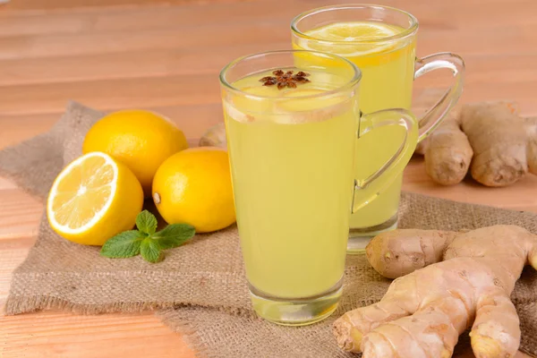 Tè allo zenzero sano con limone e miele in tavola primo piano — Foto Stock