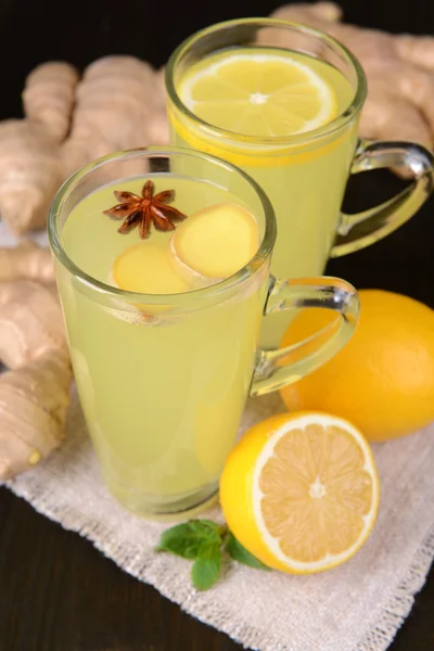Gesunder Ingwertee mit Zitrone und Honig auf dem Tisch aus nächster Nähe — Stockfoto