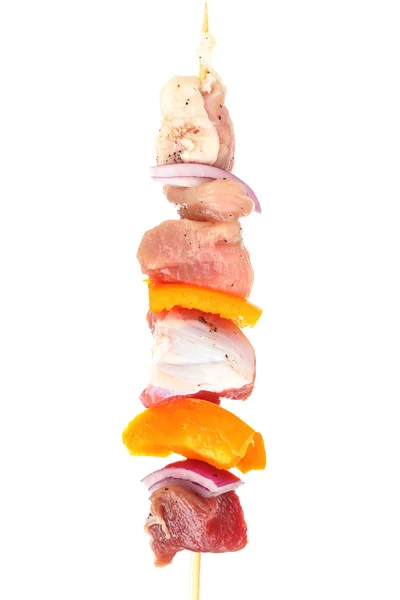Ruwe varkensvlees kebab geïsoleerd op wit — Stockfoto
