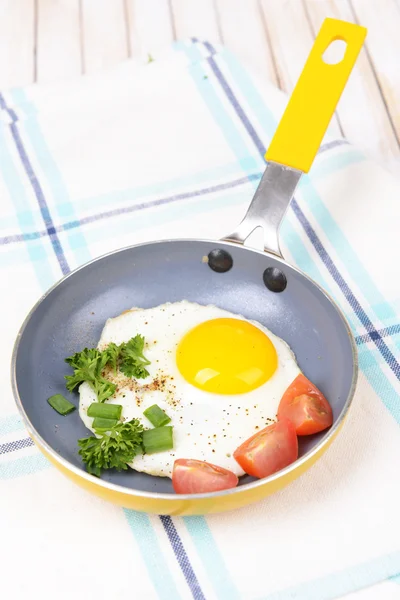 Ovos mexidos e bacon na frigideira em close-up de mesa — Fotografia de Stock