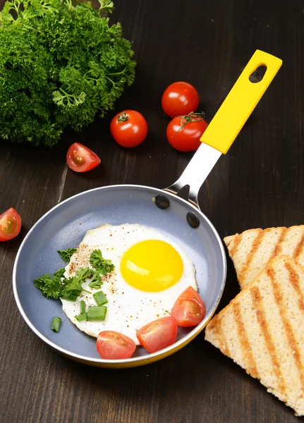 Ovos mexidos e bacon na frigideira em close-up de mesa — Fotografia de Stock