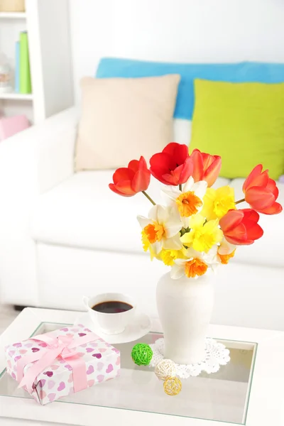 Hermosas flores de primavera en jarrón en el fondo interior del hogar —  Fotos de Stock