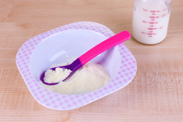 Makanan bayi dan susu di atas meja kayu — Stok Foto