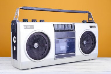 tabloda Sarı zemin üzerine Retro kaset stereo kaydedici