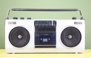 tabloda yeşil zemin üzerine Retro kaset stereo kaydedici