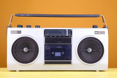tabloda Sarı zemin üzerine Retro kaset stereo kaydedici