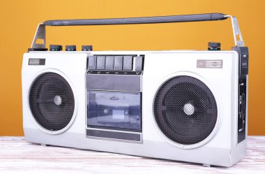tabloda Sarı zemin üzerine Retro kaset stereo kaydedici