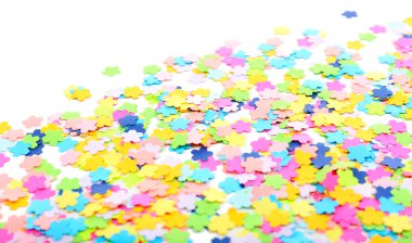 Konfeti beyazda izole edilmiş.