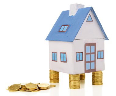 Evi ayakta beyaz izole sikke yığını