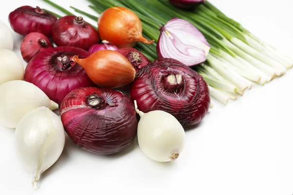 Verschiedene rohe Zwiebeln, isoliert auf weiß — Stockfoto