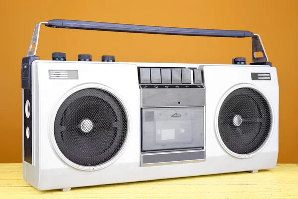 Retro-Kassetten-Stereorecorder auf Tisch auf gelbem Hintergrund — Stockfoto