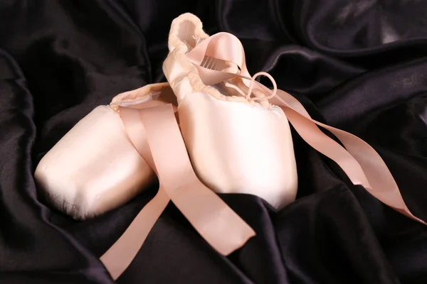 Ballet scarpe da punta su sfondo tessuto nero — Foto Stock