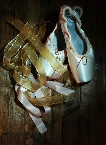 Ballet pointe shoes on wooden background — Stock Photo, Image