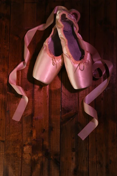 Ballet pointe schoenen op houten achtergrond — Stockfoto