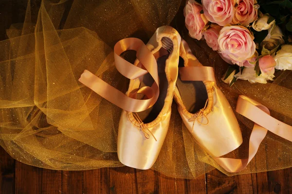 Sapatos de ballet pointe no fundo de madeira — Fotografia de Stock