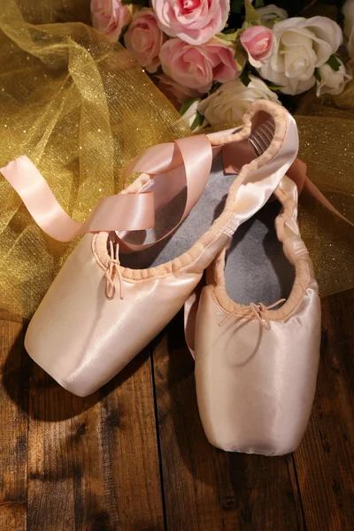 Ballett-Spitzenschuhe auf Holzgrund — Stockfoto