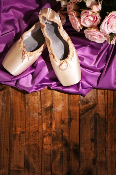 Ballet pointe schoenen op houten achtergrond — Stockfoto