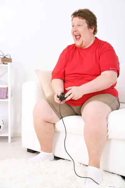 Şişman adam video oyunları oynarken — Stok fotoğraf