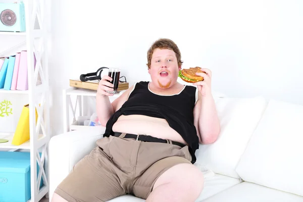 Товстий чоловік їсть бутерброд — стокове фото