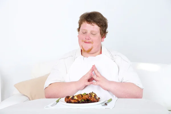 Smakelijke lunch voor dikke man — Stockfoto