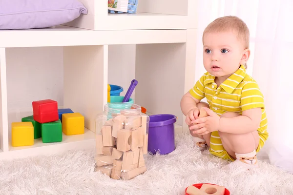 Söt liten pojke — Stockfoto