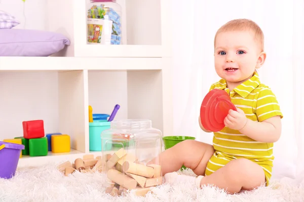 Söt liten pojke — Stockfoto