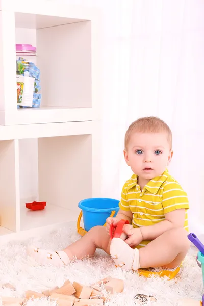 Pequeno menino bonito — Fotografia de Stock