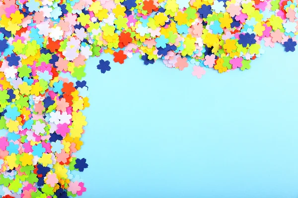 Cornice Confetti su sfondo blu — Foto Stock