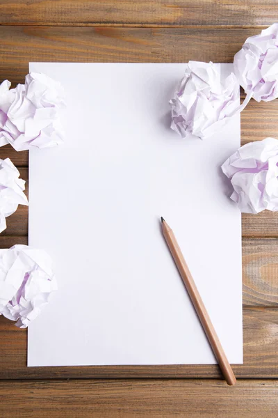 Folha de papel branco com papel amassado e lápis sobre mesa close-up — Fotografia de Stock