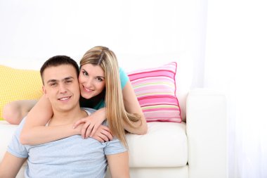 Sevgili çift kanepede oturuyor.