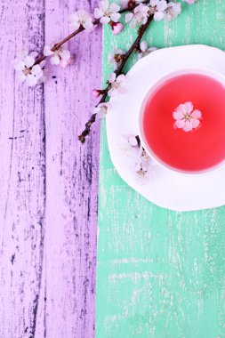 çiçekli dallar ile güzel kokulu çay