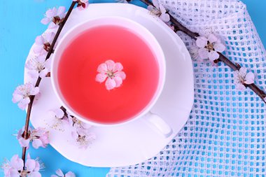 çiçekli dallar ile güzel kokulu çay