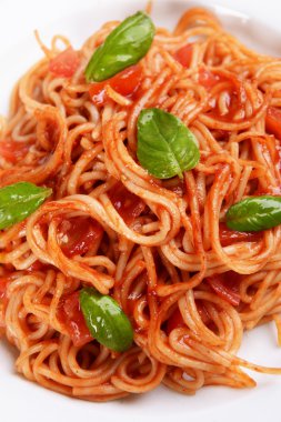 Tablo yakın çekim üzerinde tabakta domates soslu makarna