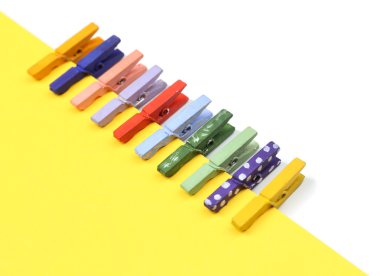 renkli ahşap pimleri ve kağıt ile arka plan