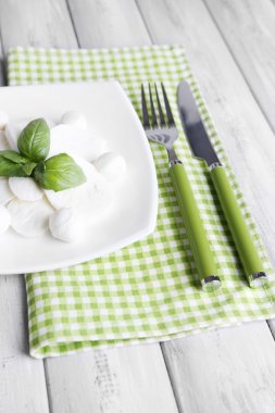 lezzetli mozzarella peyniri Fesleğenli ahşap zemin üzerinde plaka üzerinde